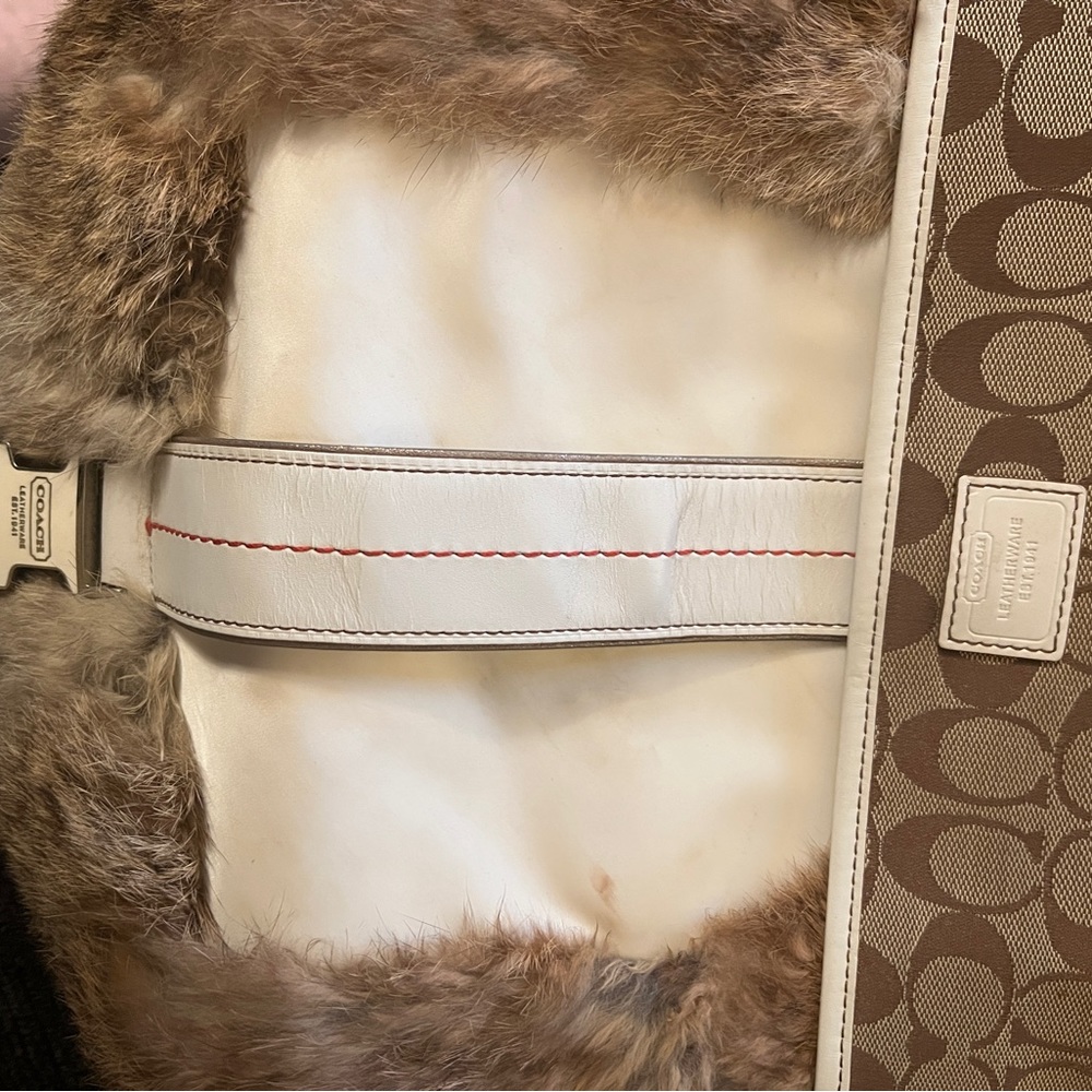 White Coach ski signature shoulder bag with fur - Picture 9 of 11